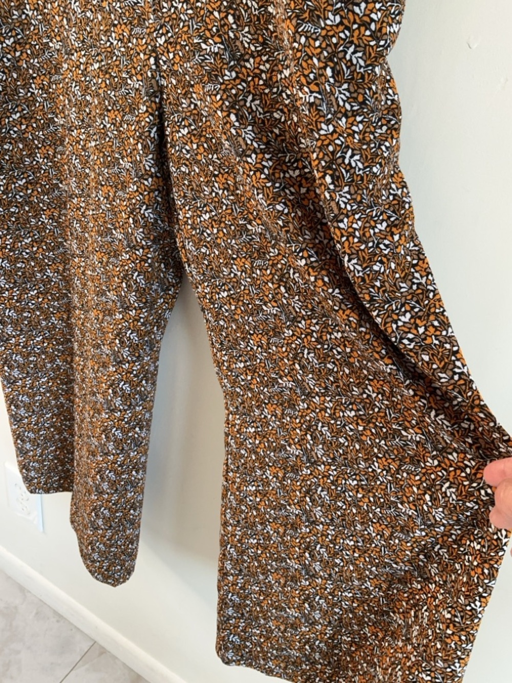 Michael Kors Floral Sleeveless Culotte Jumpsuit Brown Orange Size 8 w pockets - Picture 3 of 9